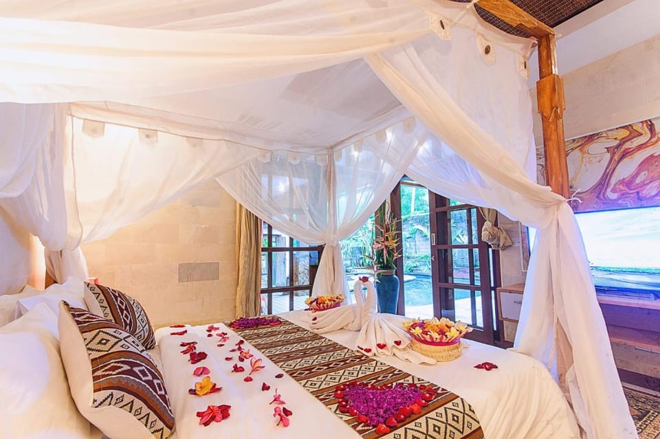 Bed, TV and multimedia, Bedroom