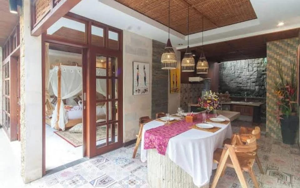 Day, Dining area
