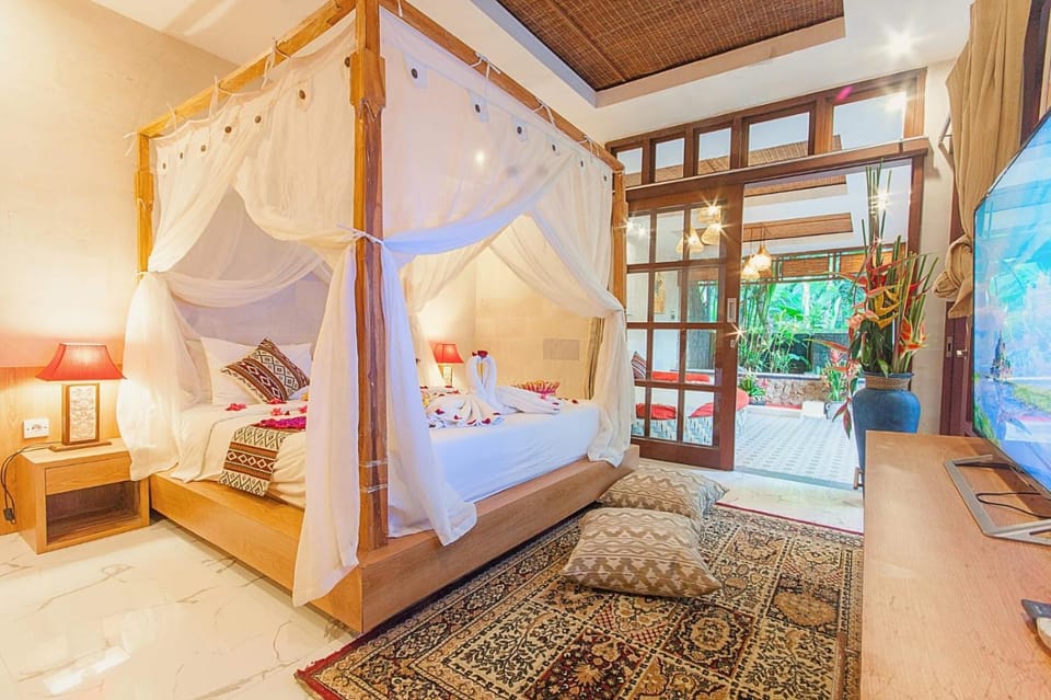 Bed, TV and multimedia, Bedroom