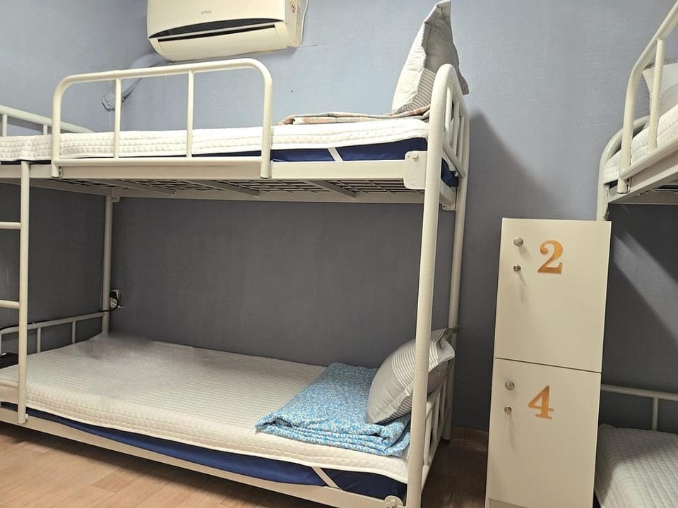 Bedroom, air conditioner