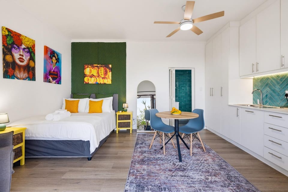 Bed, Kitchen or kitchenette, Photo of the whole room, Decorative detail, Seating area, Dining area