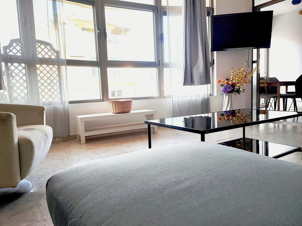 Bed, TV and multimedia, Living room, Seating area