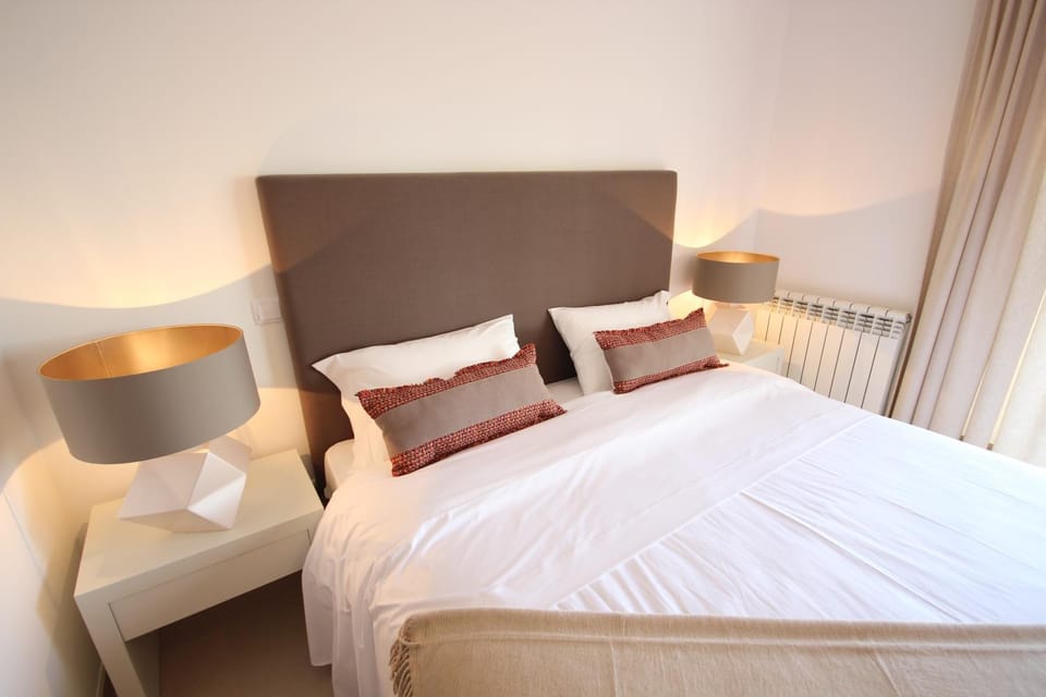 Bed, Photo of the whole room, Decorative detail, Bedroom, Family