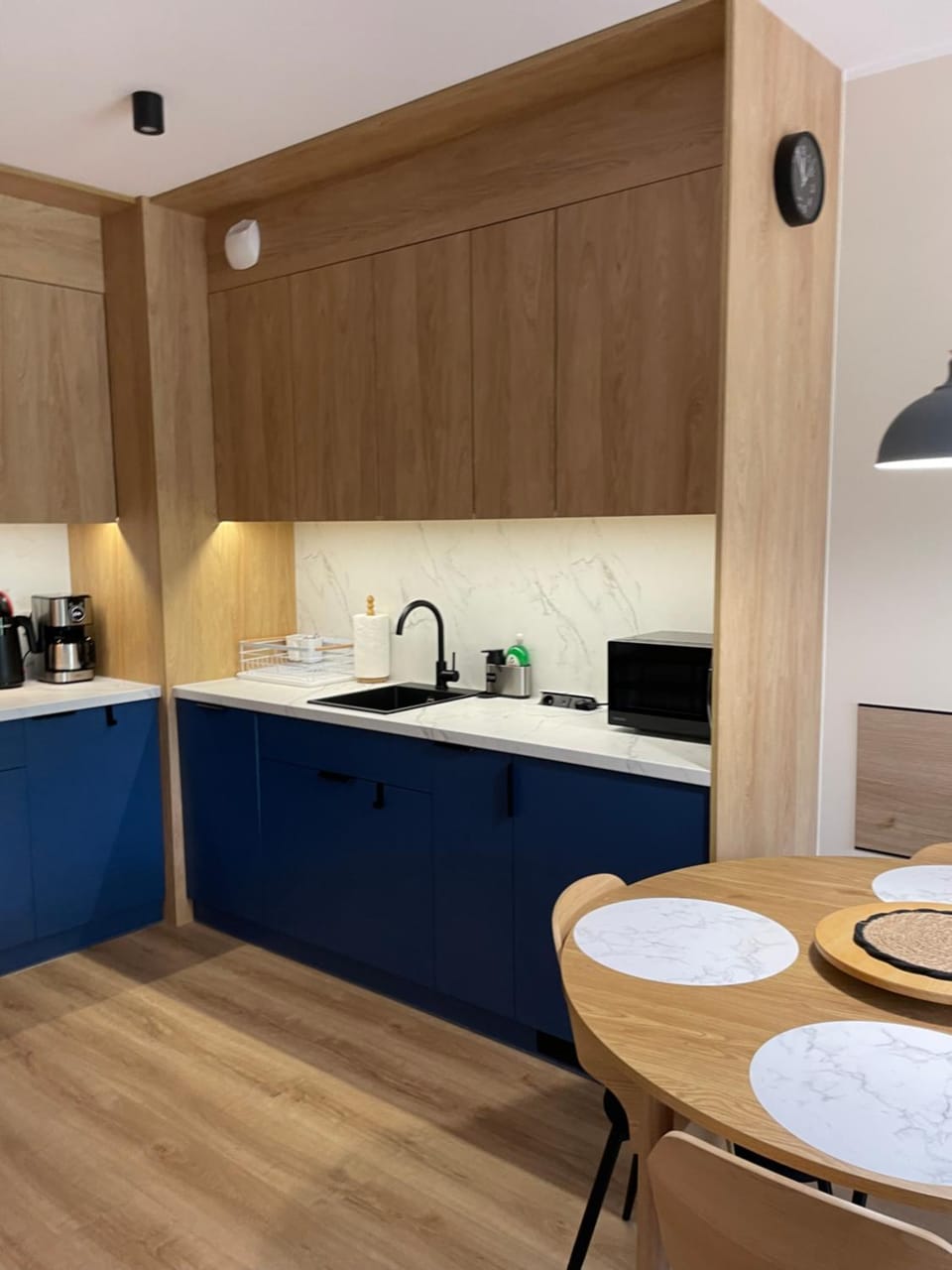 Coffee/tea facilities, Kitchen or kitchenette, Dining area, stove