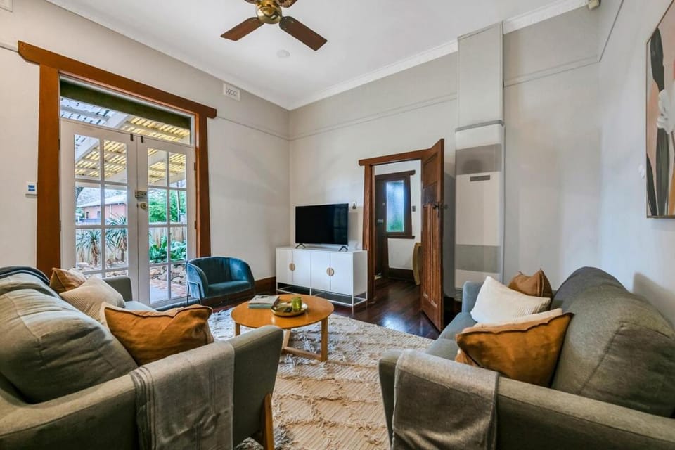 Communal lounge/ TV room, TV and multimedia, Living room, Seating area, Evening entertainment