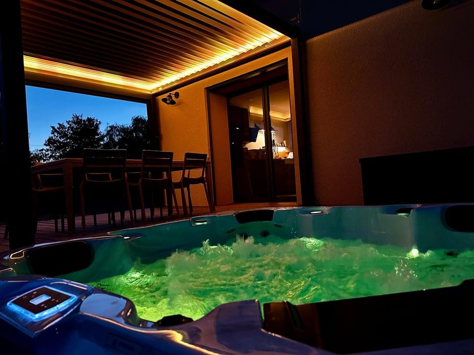 Hot Tub, Spa and wellness centre/facilities