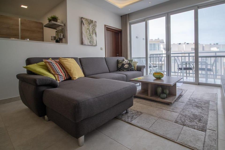 Bright and spacious 3 bedroom apartment with terrace and shared pool GZ-MAVE1-1 Apartment in Malta