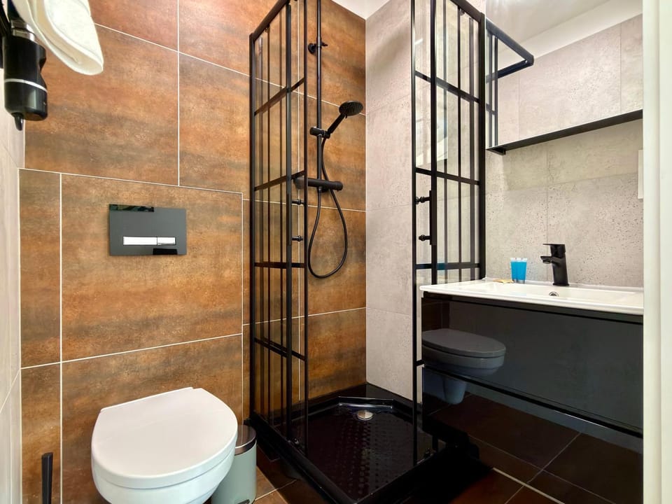Shower, Toilet, Bathroom, towels