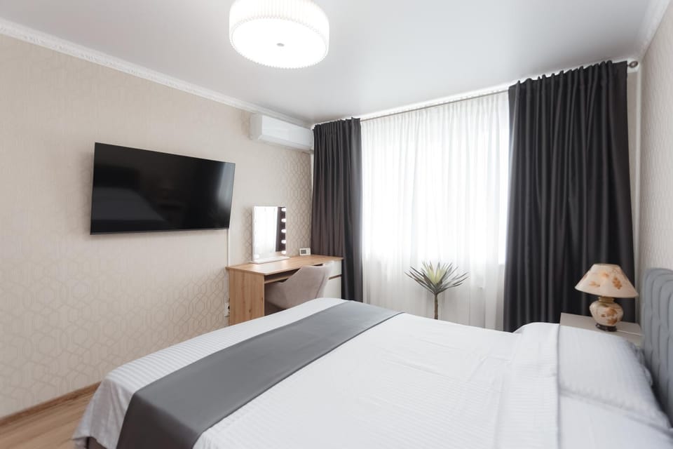 Bed, TV and multimedia, Photo of the whole room, Bedroom