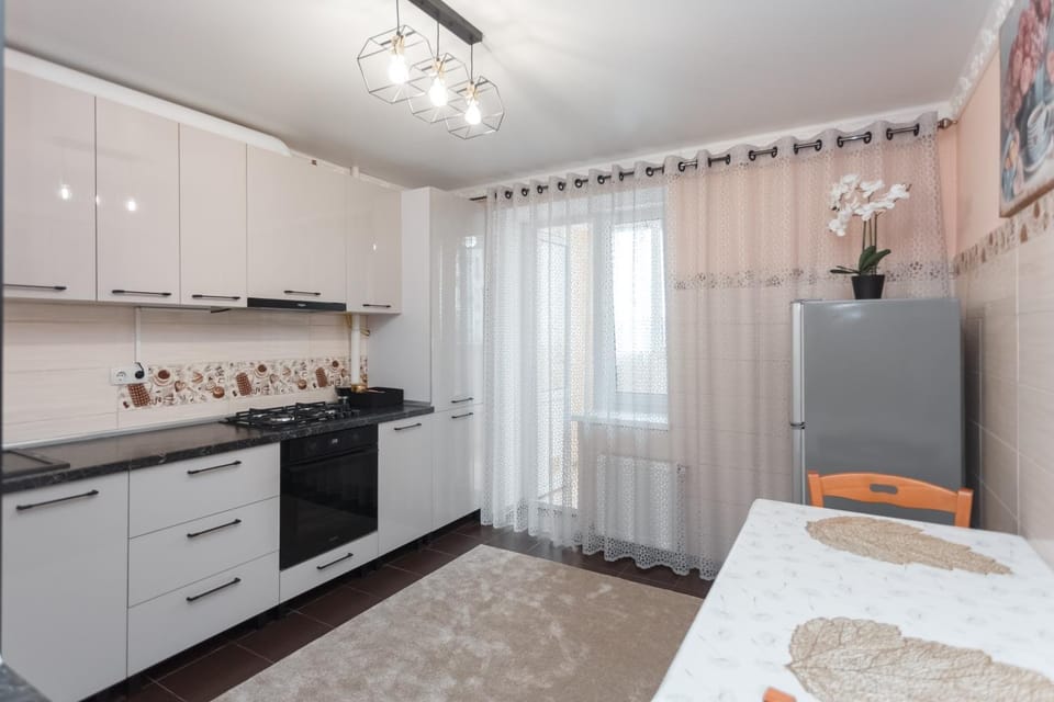 Kitchen or kitchenette, Dining area, oven, stove