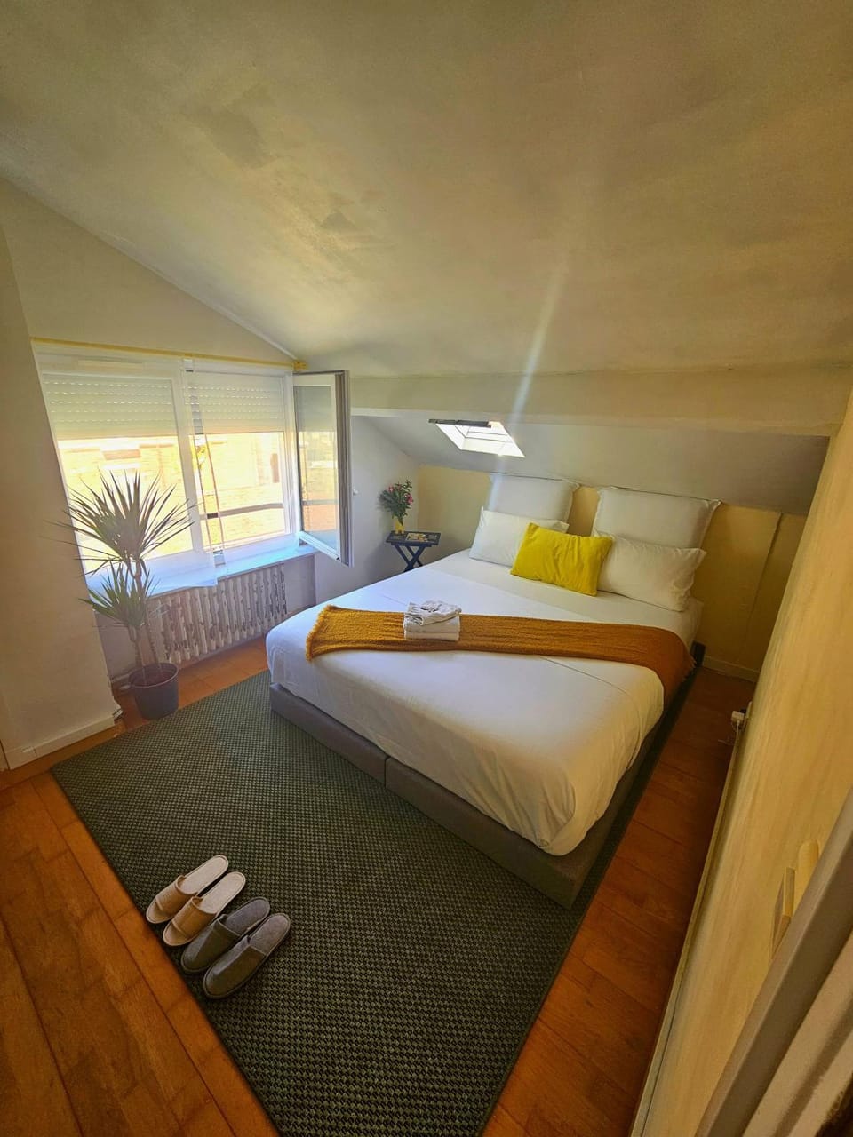 Photo of the whole room, Bedroom