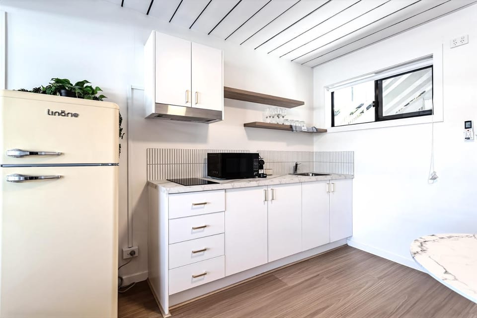 Kitchen or kitchenette, oven