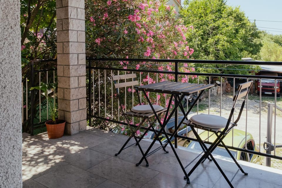 Balcony/Terrace, Inner courtyard view, Parking
