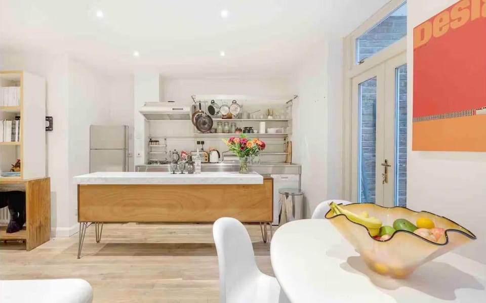 Kitchen or kitchenette, Seating area, Dining area