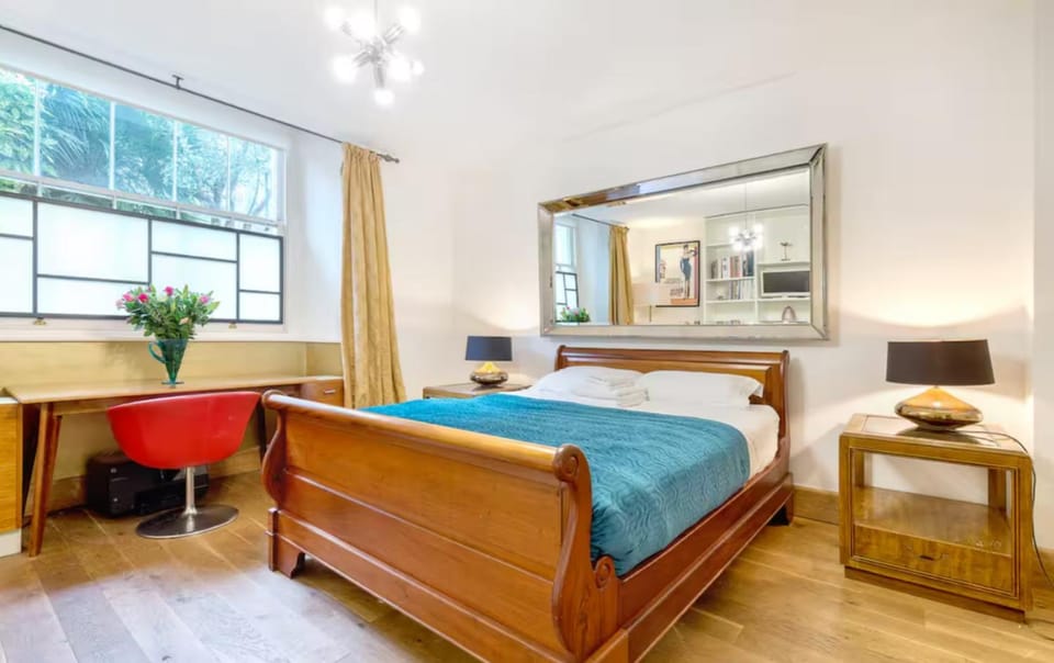 Bed, Seating area, Bedroom
