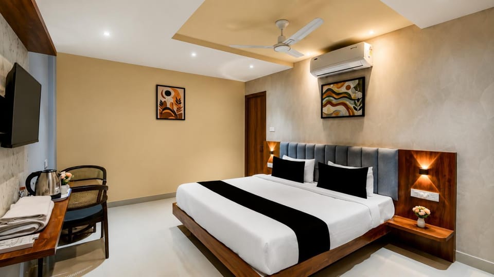 Bed, TV and multimedia, Photo of the whole room, Seating area, Bedroom, towels, air conditioner