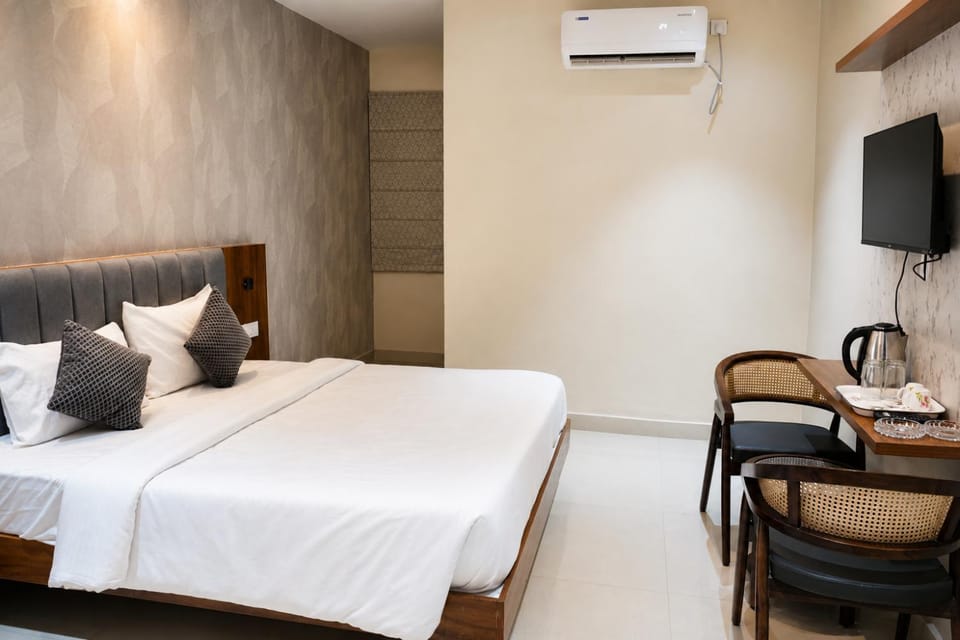 Bed, TV and multimedia, Photo of the whole room, Bedroom, air conditioner