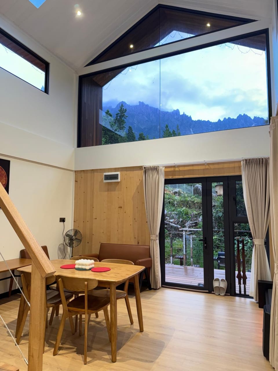 View (from property/room), Living room, Seating area, Dining area, Mountain view