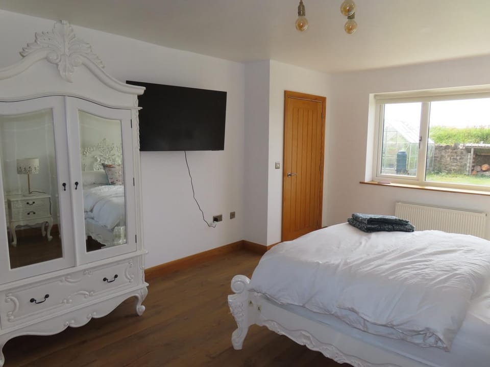 TV and multimedia, Bedroom, towels, wardrobe