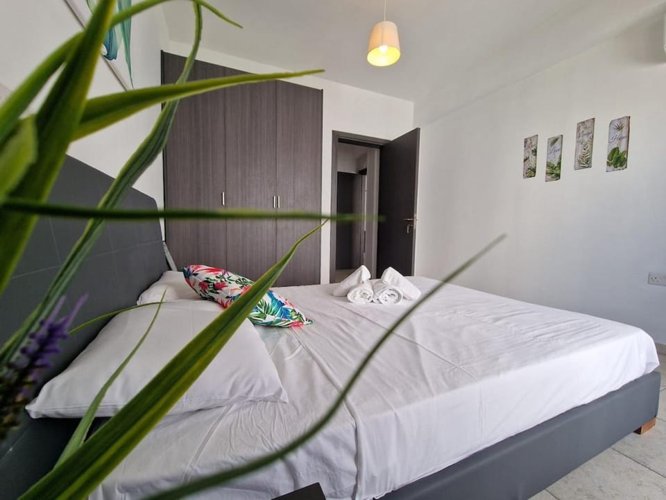 Lux Finikoudes Suite Apartment in Larnaca