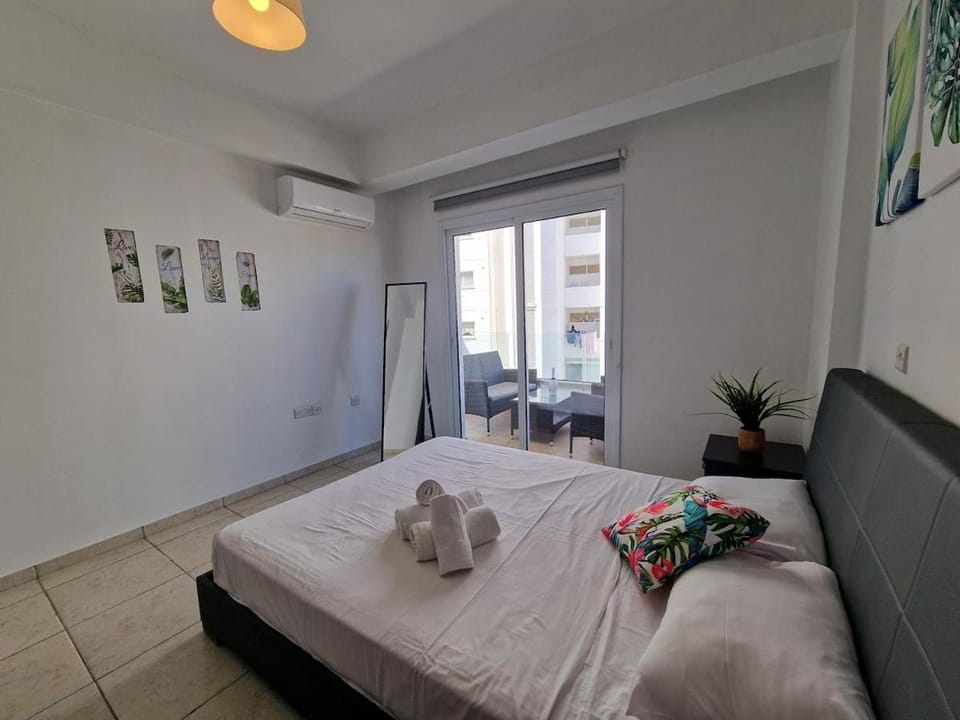 Lux Finikoudes Suite Apartment in Larnaca