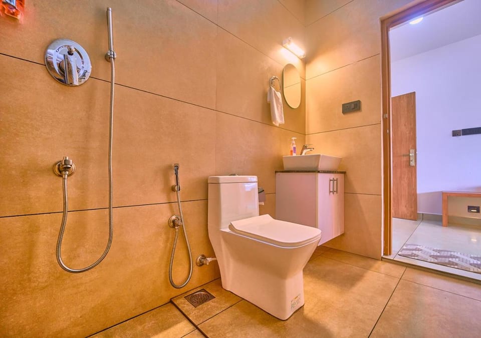 Shower, Toilet, Bathroom, towels