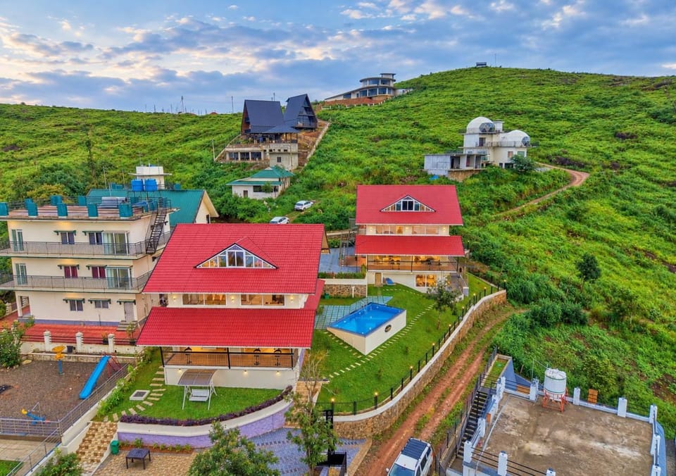 Property building, Nearby landmark, Spring, Day, Neighbourhood, Natural landscape, Bird's eye view, Mountain view, Pool view, Street view, Swimming pool, Location