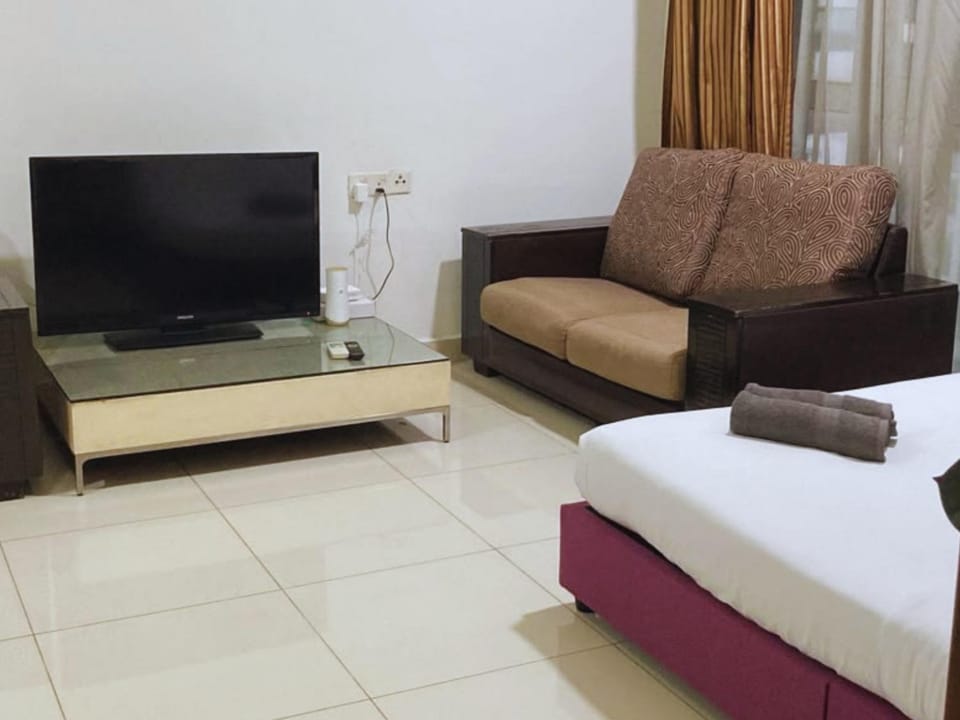 Communal lounge/ TV room, Bed, TV and multimedia, Living room, Photo of the whole room, Seating area, Evening entertainment, Bedroom
