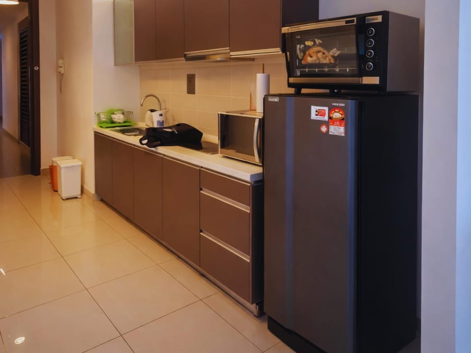 Kitchen or kitchenette, dishwasher, minibar, oven, stove