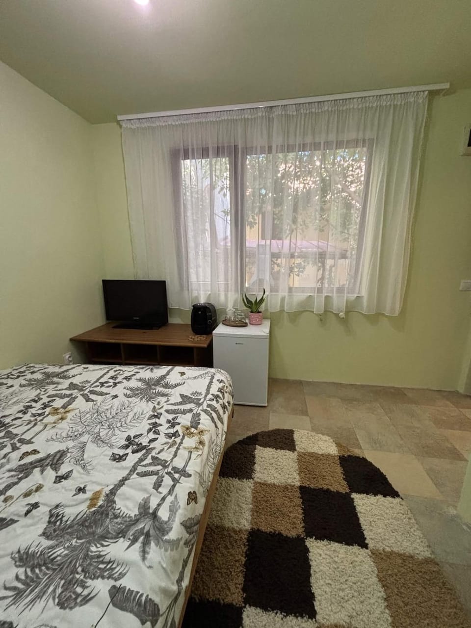 Bed, TV and multimedia, Evening entertainment, Bedroom