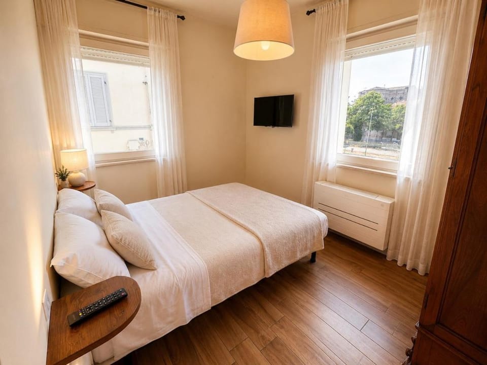 Bed, TV and multimedia, Bedroom