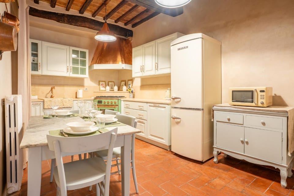 Coffee/tea facilities, Kitchen or kitchenette, Dining area, dishwasher, oven, stove