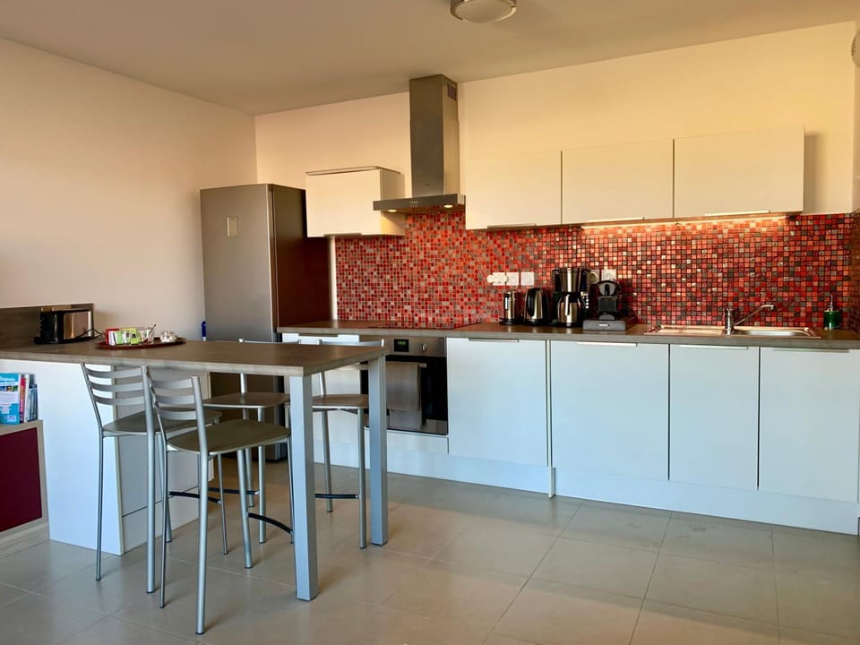 Coffee/tea facilities, Kitchen or kitchenette, Dining area