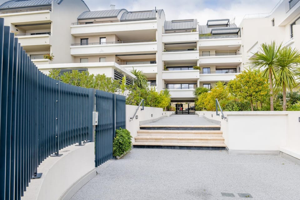 Property building, Patio, Facade/entrance