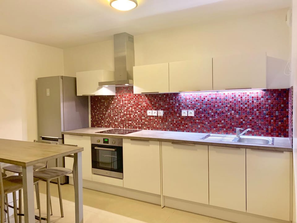 Kitchen or kitchenette, Dining area