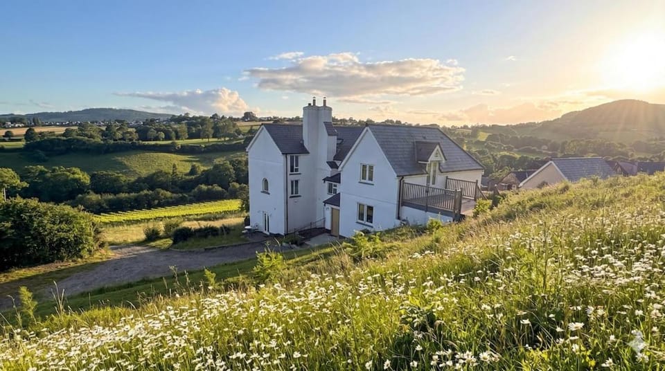 Fabulous family farmhouse on private wine estate Villa in Forest of Dean