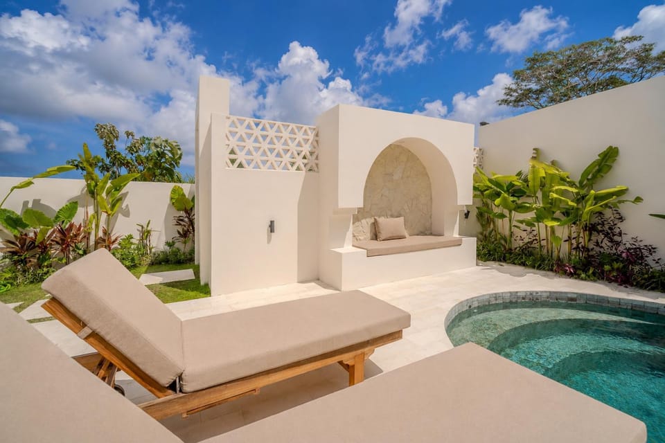 Swimming pool, sunbed