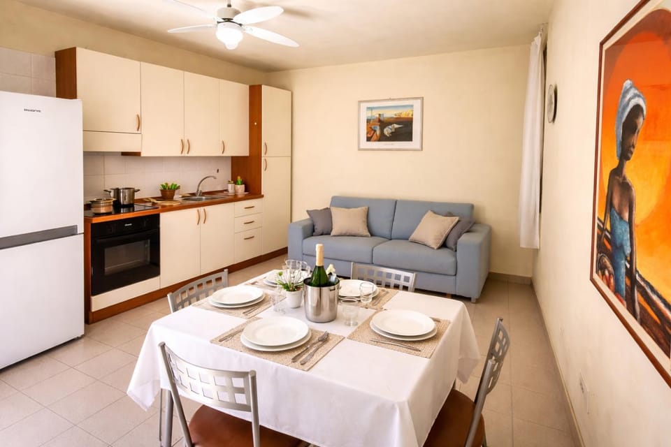 Kitchen or kitchenette, Living room, Seating area, Dining area, oven, stove
