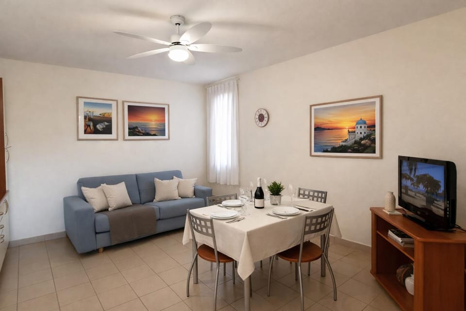 TV and multimedia, Living room, Seating area, Dining area
