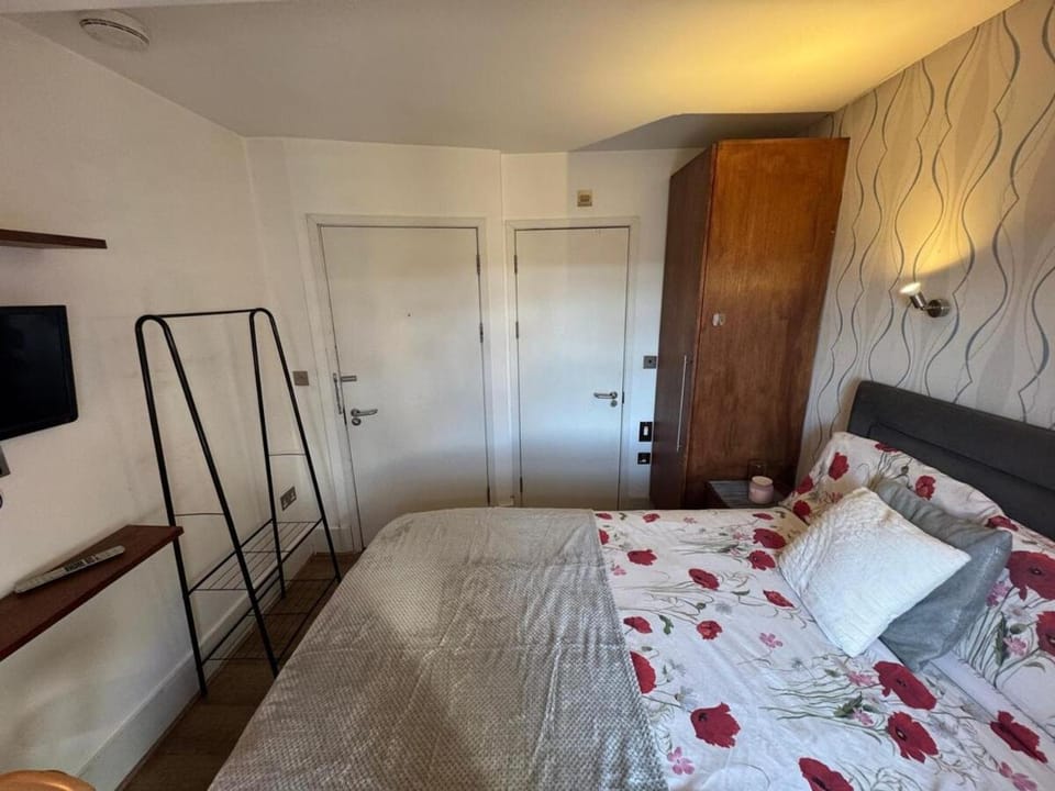 Bed, TV and multimedia, Photo of the whole room, Bedroom, wardrobe