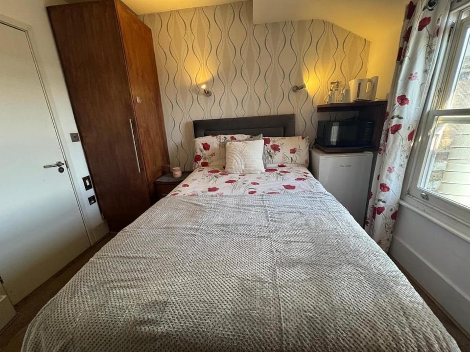 Bed, Kitchen or kitchenette, Photo of the whole room, Bedroom