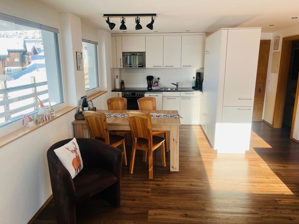 Kitchen or kitchenette, Seating area, Dining area, oven