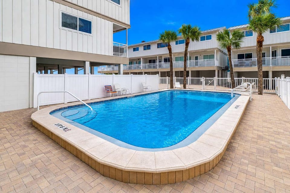 Sunset Gulf Views 2-Min Walk to Beach Pool Apartment in Indian Rocks Beach