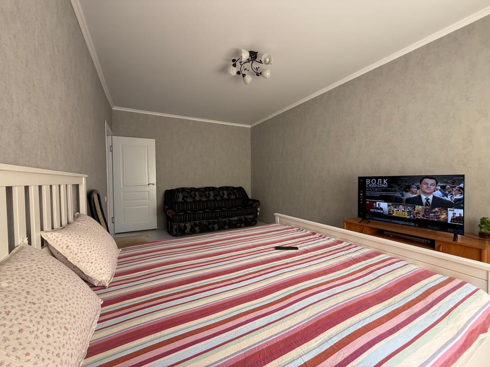 Bed, TV and multimedia, Evening entertainment, Bedroom