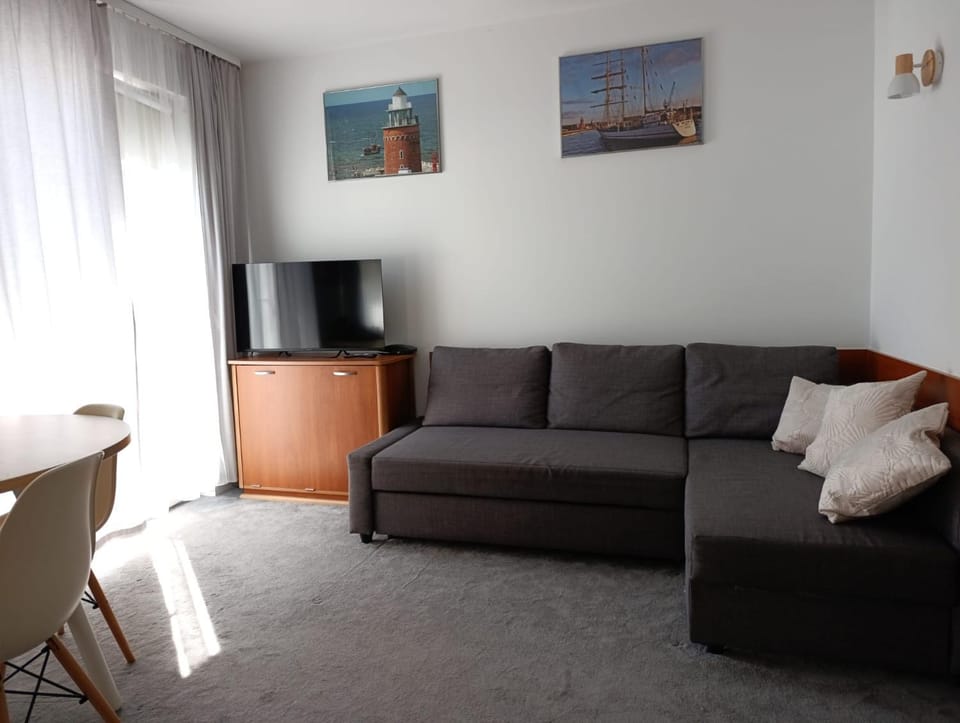 Communal lounge/ TV room, TV and multimedia, Living room, Seating area, Evening entertainment