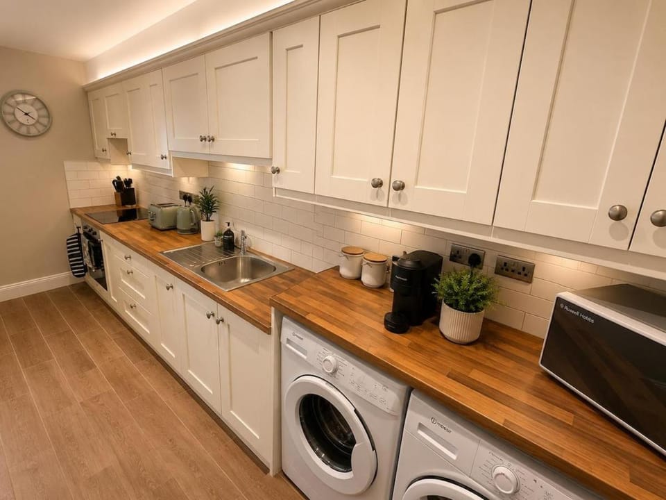 Coffee/tea facilities, oven, stove, toaster, washing machine, dryer
