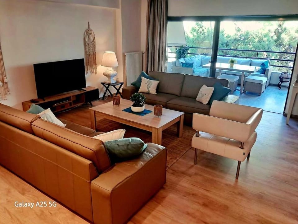 Communal lounge/ TV room, TV and multimedia, Living room, Seating area, Evening entertainment