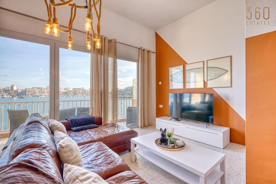 Communal lounge/ TV room, Bed, Natural landscape, TV and multimedia, View (from property/room), Balcony/Terrace, Living room, Photo of the whole room, Seating area, Evening entertainment, Bedroom