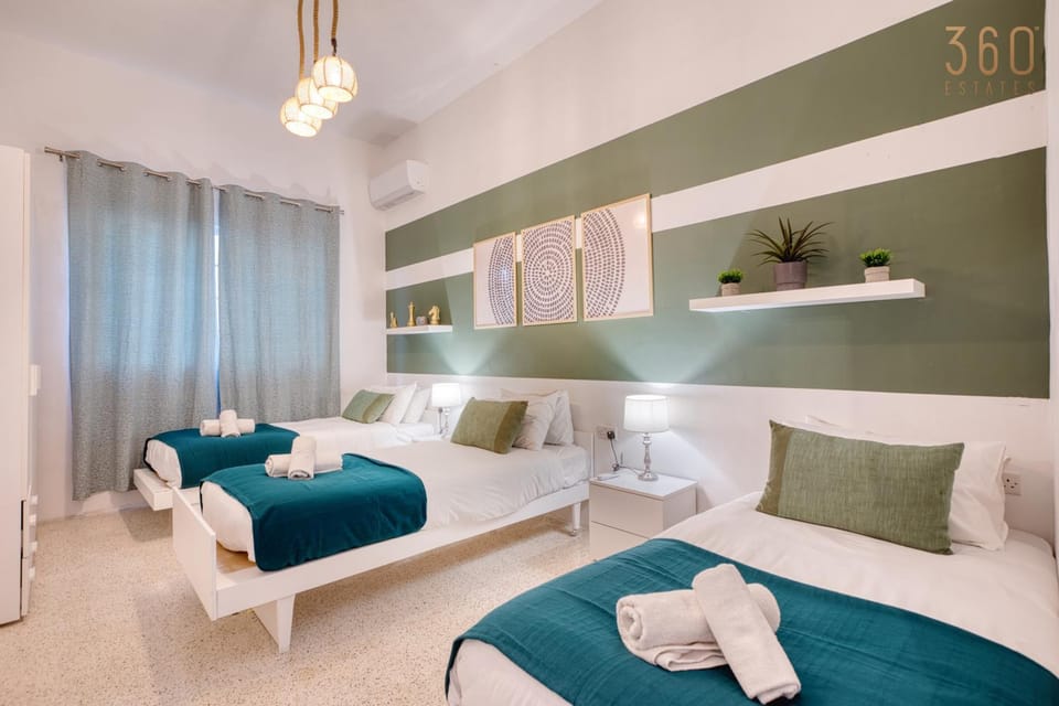 Bed, Living room, Photo of the whole room, Seating area, Bedroom, towels