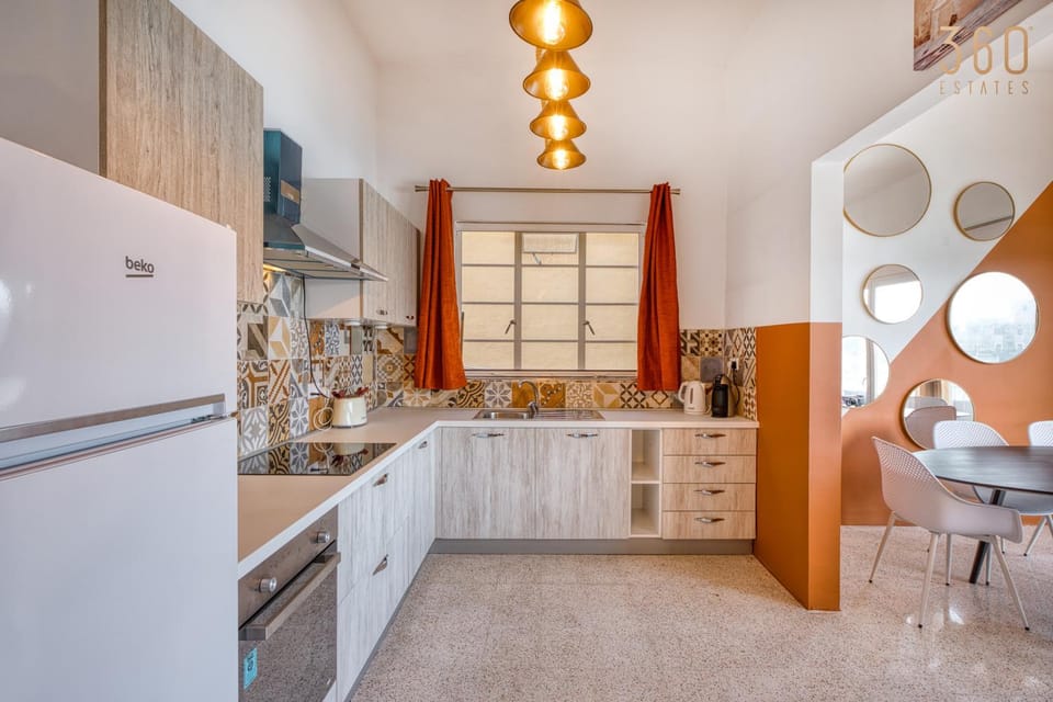 Kitchen or kitchenette, minibar, oven, stove
